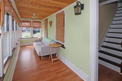 Lottie's Lookout - In town; Pet friendly; Fire pit! House in Chincoteague Island