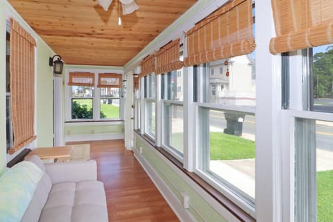 Lottie's Lookout - In town; Pet friendly; Fire pit! House in Chincoteague Island