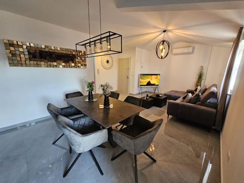 Living room, Seating area, Dining area