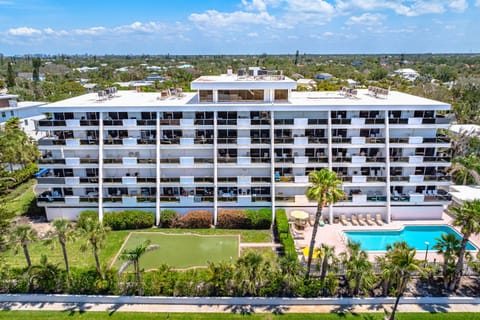 Property building, Bird's eye view, Swimming pool