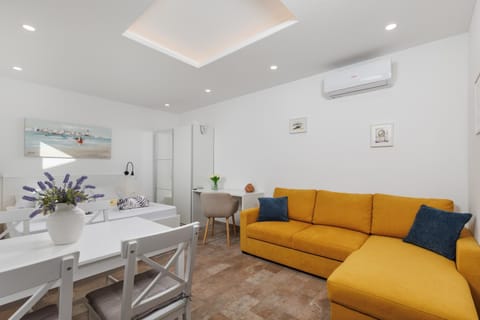 Living room, Seating area, Dining area, air conditioner