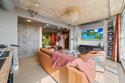 Communal lounge/ TV room, TV and multimedia, Living room, Seating area, Evening entertainment