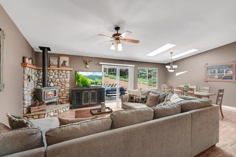 TV and multimedia, Living room, Seating area, fireplace