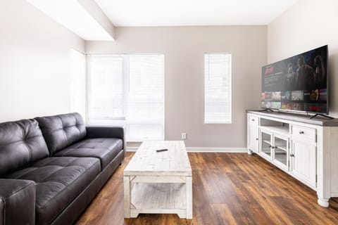 TV and multimedia, Living room, Seating area, Evening entertainment
