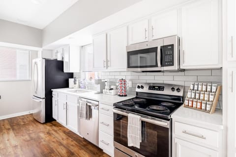 Coffee/tea facilities, Kitchen or kitchenette, dishwasher, minibar, oven, pet friendly, stove, toaster, washing machine, dryer