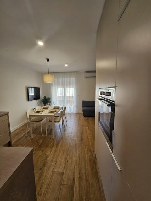 Kitchen or kitchenette, Dining area, oven