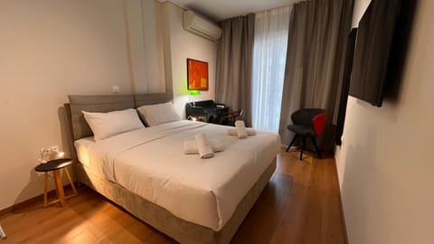 Bed, TV and multimedia, Photo of the whole room, Bedroom, towels