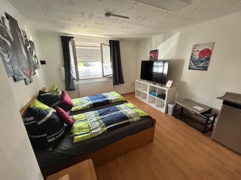 Bed, TV and multimedia, Photo of the whole room, Bedroom