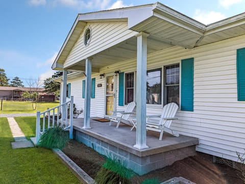 Mermaid Crossing - Pet friendly, waterfront with dock! House in Chincoteague Island