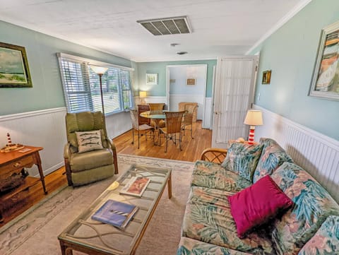 Mermaid Crossing - Pet friendly, waterfront with dock! House in Chincoteague Island