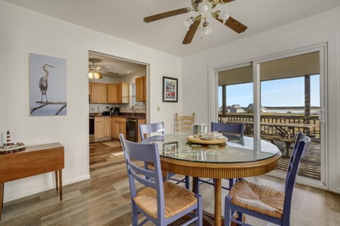 Moon Rising - Waterfront with shared dock! House in Chincoteague Island