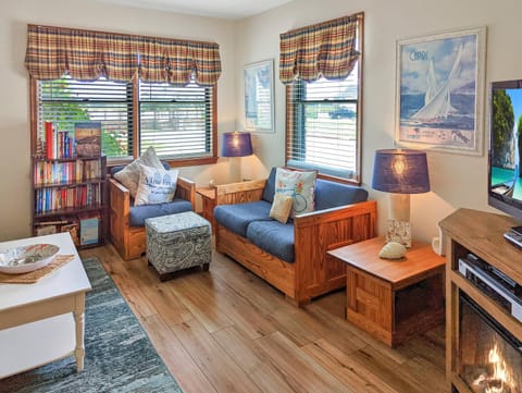 Morning Memories - Pet friendly, shared pool & dock! House in Chincoteague Island