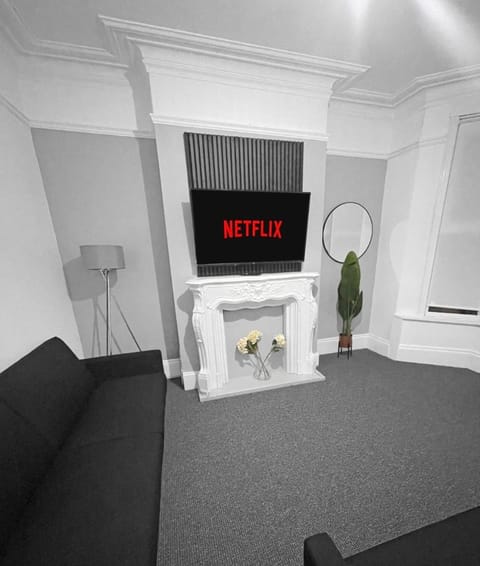 Communal lounge/ TV room, TV and multimedia, Living room, Seating area, Evening entertainment