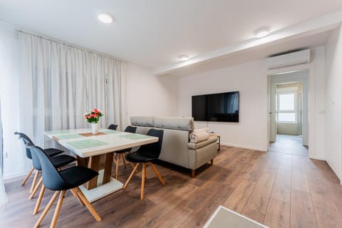 TV and multimedia, Living room, Seating area, Dining area, Family, heating, air conditioner