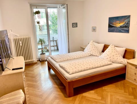 Photo of the whole room, Bedroom