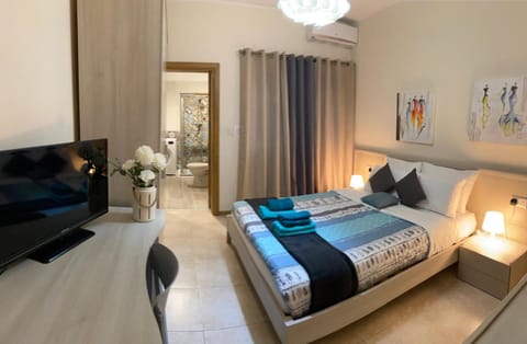 Bed, TV and multimedia, Photo of the whole room, Bedroom