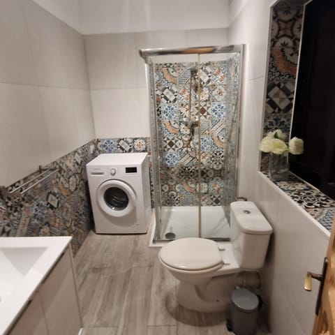 Shower, Toilet, Bathroom, washing machine