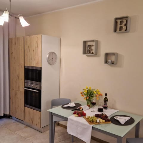 Kitchen or kitchenette, Food and drinks, Dining area, Food, oven