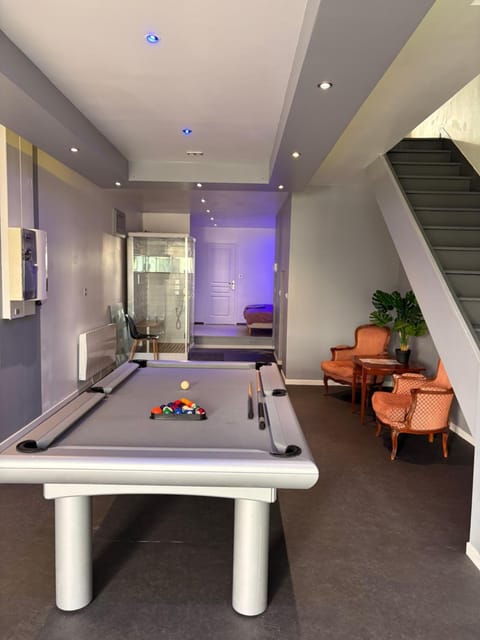 Billiard, Game Room