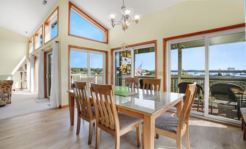 Return - Waterfront with boat dock! House in Chincoteague Island