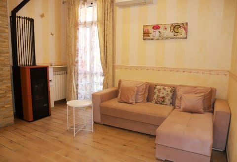 Living room, internet, air conditioner