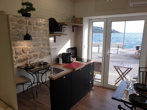 Natural landscape, Kitchen or kitchenette, Dining area, Sea view