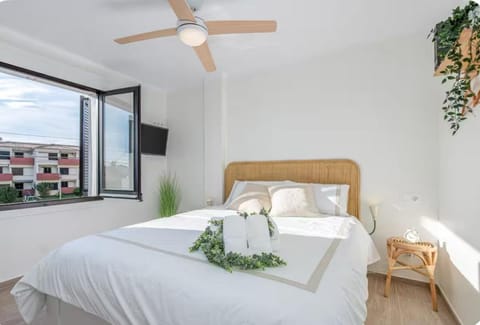 Bed, TV and multimedia, Photo of the whole room, Bedroom