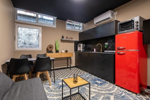Coffee/tea facilities, Kitchen or kitchenette, Dining area, oven, stove