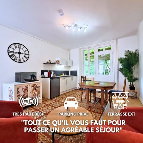 Coffee/tea facilities, Kitchen or kitchenette, Living room, Dining area