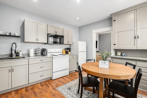 Remodeled Mins to Beach & Downtown Downstairs Apartment in Michigan City