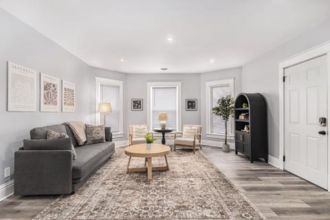 Remodeled Washer Dryer Mins to Beach & Downtown Apartment in Michigan City