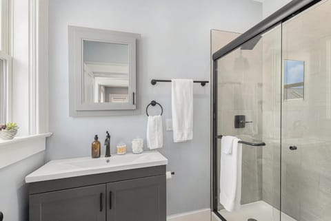 Remodeled Washer Dryer Mins to Beach & Downtown Apartment in Michigan City