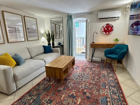 TV and multimedia, Living room, Seating area, air conditioner