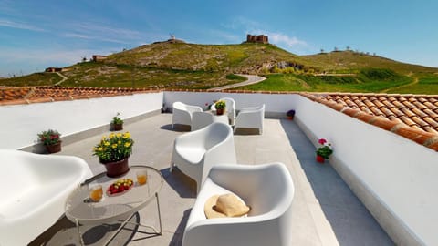 Balcony/Terrace, Living room, Mountain view