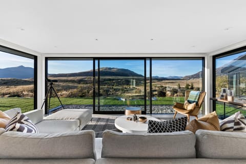 Natural landscape, View (from property/room), Balcony/Terrace, Living room, Seating area, Mountain view