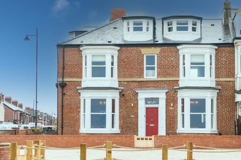 Property building, Day, Neighbourhood, Sea view, Street view, Location