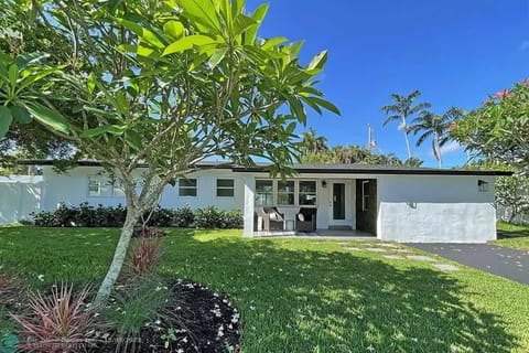Chic 3BR 2BA Getaway with Private Pool Oasis House in Wilton Manors