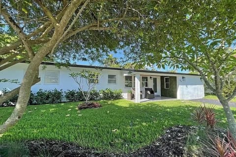 Chic 3BR 2BA Getaway with Private Pool Oasis House in Wilton Manors