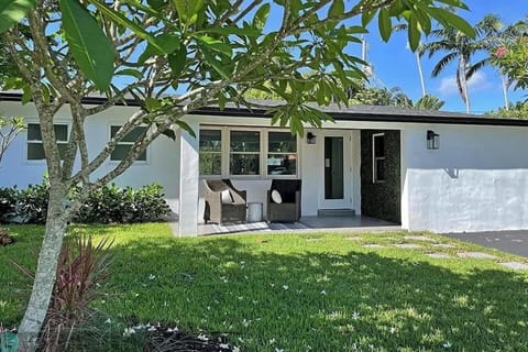 Chic 3BR 2BA Getaway with Private Pool Oasis House in Wilton Manors