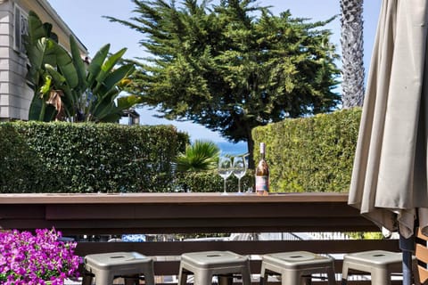 Beautiful Windansea Beach Compound Steps to Sand House in La Jolla