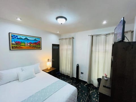 Bed, TV and multimedia, Photo of the whole room, Bedroom