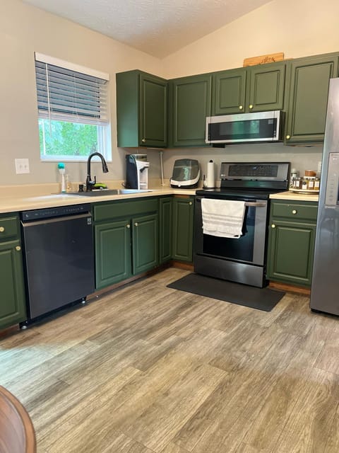 Kitchen or kitchenette, dishwasher