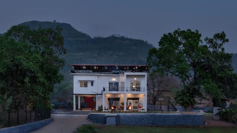 Property building, Night, Garden, Bathroom, Food and drinks, Bedroom, Mountain view, Swimming pool, Breakfast, Lunch, Dinner