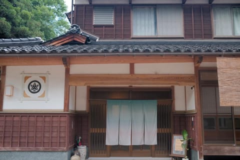 Property building, Facade/entrance, Day