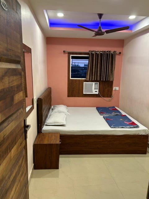 Bed, TV and multimedia, air conditioner