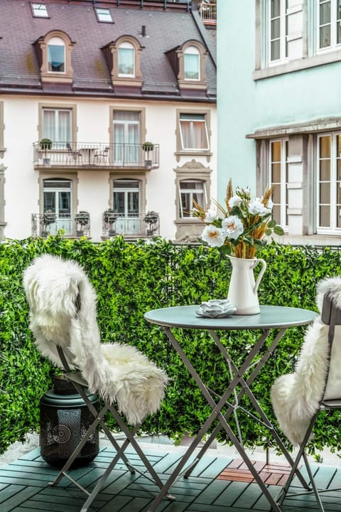 Downtown AC Private Balcony Apartment in Zurich City