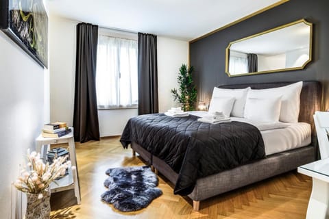 Downtown AC Private Balcony Apartment in Zurich City