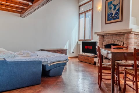 TV and multimedia, Living room, Seating area, Dining area