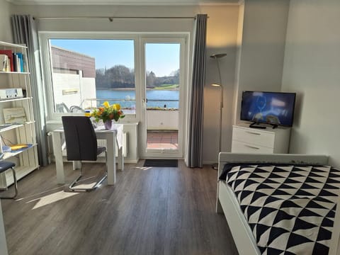 Bed, TV and multimedia, Photo of the whole room, Bedroom, Lake view