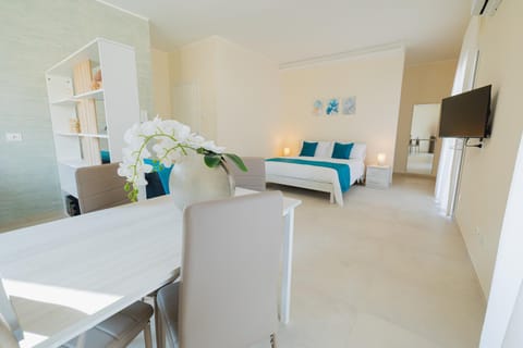 Communal lounge/ TV room, Bed, TV and multimedia, Kitchen or kitchenette, Living room, Photo of the whole room, Seating area, Dining area, Evening entertainment, Bedroom